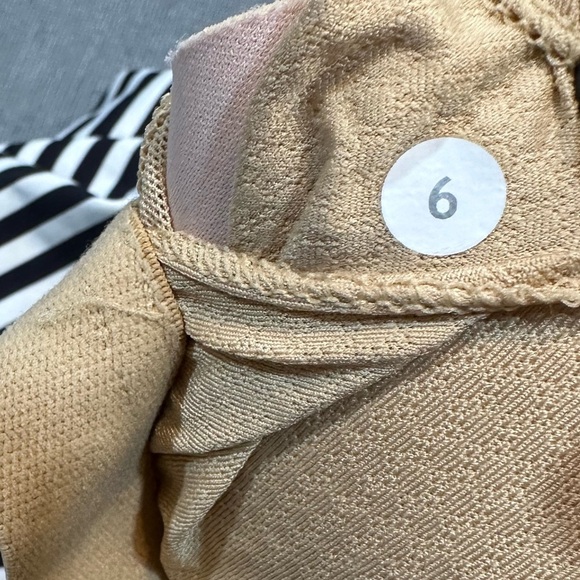 Lululemon Free to Be Tank Top in Classic Black & White Stripe - Size 6 - Picture 12 of 12